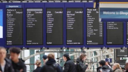 Odwołane pociągi na dworcu kolejowym w Glasgow, fot. PAP/EPA/ROBERT PERRY