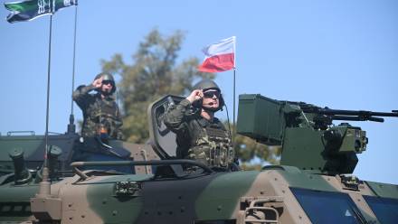 Defilada wojskowa na warszawskiej Wisłostradzie, fot. PAP/Marcin Obara