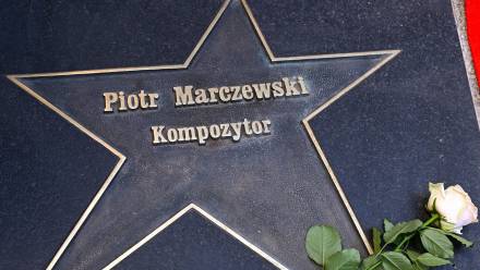 Odsłonięcie gwiazdy Piotra Marczewskiego. Fot. PAP/Łukasz Szeląg