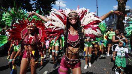Uczestnicy karnawału Notting Hill w Londynie, fot. PAP/EPA/ANDY RAIN