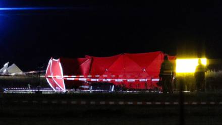 Służby ratownicze w miejscu katastrofy F-16 na terenie 42. Bazy Lotnictwa Szkolnego w Radomiu. Fot. PAP/Paweł Supernak