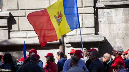 Wyborcy podczas głosowania w Mołdawii Fot. PAP/EPA/DUMITRU DORU