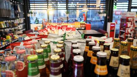 Alkohole oraz inne artykuły spożywcze. Zdj. ilustracyjne. Fot. PAP/Leszek Szymański