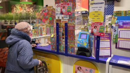 Seniorka w kolekturze Lotto Fot. PAP/Albert Zawada