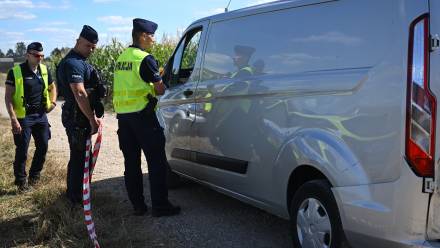  Służby zabezpieczają teren, na który spadł dron. Zdj. ilustracyjne. Fot.  PAP/Wojtek Jargiło