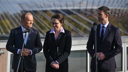 Premier Donald Tusk, prezes POLSA Marta Wachowicz i astronauta ESA Sławosz Uznański-Wiśniewski Fot. PAP/Radek Pietruszka