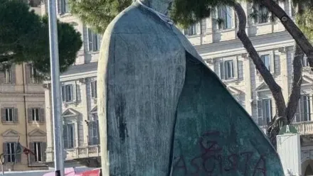 Pomnik Jana Pawła II przed dworcem Termini w Rzymie, fot. x/@Antonio_Tajani