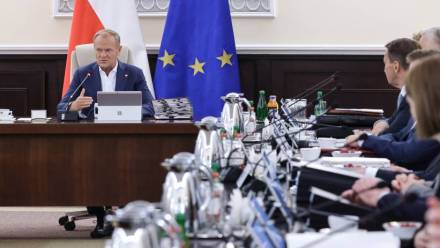 Premier Donald Tusk podczas posiedzenia rządu, fot. PAP/Albert Zawada