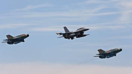 Rumuńskie samoloty myśliwskie F-16. Fot. PAP/EPA/MIRCEA ROSCA