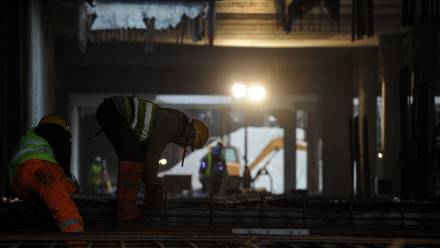 Pracownicy firmy budowlanej. Fot. PAP/Marcin Obara