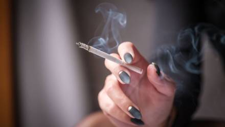 Palenie papierosa. Zdjęcie ilustracyjne. Fot. PAP/Archiwum Kalbar