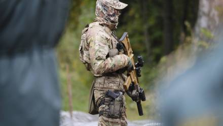 Litewski strażnik graniczny na granicy z Białorusią, fot. PAP/EPA/VALDA KALNINA