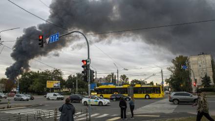 Dym unosi się po rosyjskim ataku na Kijów. Fot. PAP/EPA/	MAXYM MARUSENKO