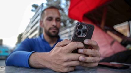 Mężczyzna z telefonem (zdjęcie ilustracyjne). Fot. EPA/SAMIULLAH POPAL