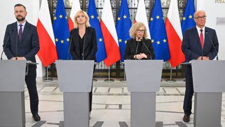Sekretarz stanu w Kancelarii Prezesa Rady Ministrów Katarzyna Kotula, posłanka PSL Urszula Pasławska, wicepremier, minister obrony narodowej Władysław Kosiniak-Kamysz i wicemarszałek Włodzimierz Czarzasty. Fot. PAP/Radek Pietruszka