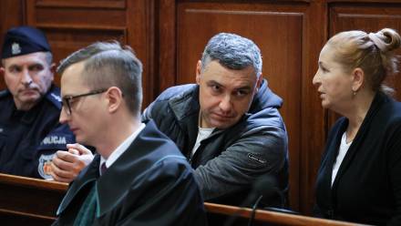 Wołodymyr Żurawlew (C) na sali Sądu Okręgowego w Warszawie. Fot. PAP/Rafał Guz