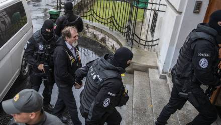 Juraj Cintula w drodze na proces. Fot. EPA/JAKUB GAVLAK