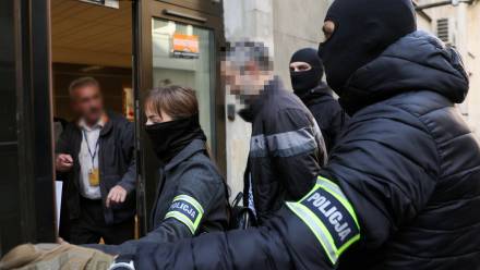 Mężczyzna podejrzany o próbę podpalenia budynku przy ul. Wiejskiej. Fot. PAP/Leszek Szymański