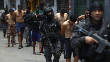 Zatrzymania podczas akcji policji przeciwko gangsterom w fawelach Rio de Janeiro, fot. PAP/EPA/EFE/ANTONIO LACERDA