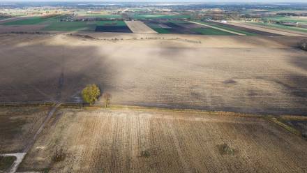 Teren przez który ma przebiegać linia kolei dużej prędkości z Warszawy do CPK. Fot. PAP/Leszek Szymański