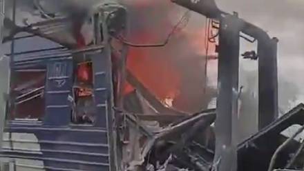 Rosyjskie wojsko uderzyło w dworzec kolejowy i pociąg pasażerski w mieście Szostka. Fot. X (zrzut ekranu)