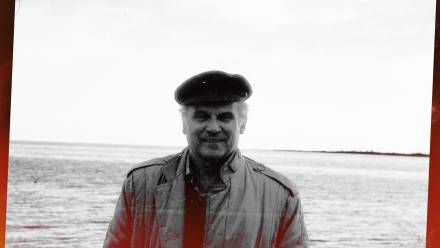 Stopklatka z filmu ''Imperium'' - Ryszard Kapuściński nad rzeką Piną. Fot. Materiały prasowe