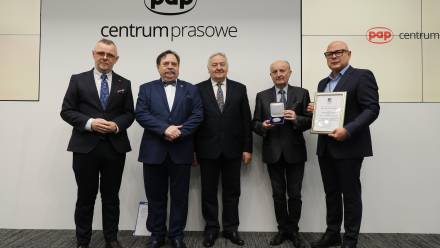  Członek Zarządu Paweł Kostrzewa (P), redaktor naczelny Wojciech Tumidalski (L), redaktor Mirosław Harasim (2P), Andrzej Ludek (członek zarządu Towarzystwa Jana Karskiego) (2L) i Jerzy Kozielewski (stryjeczny wnuk Jana Karskiego) (3P) Fot. PAP/Paweł Supernak