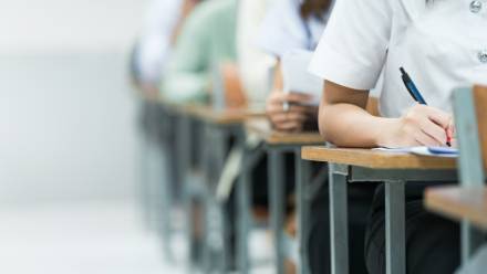 Godziny ponadwymiarowe to godziny zajęć lub lekcji przydzielone nauczycielowi ponad obowiązkowe pensum.  Fot. Adobe Stock/ EduLife Photos