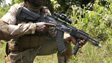 Żołnierz z Nigru, zdjęcie ilustracyjne, fot. PAP/EPA/LEGNAN KOULA