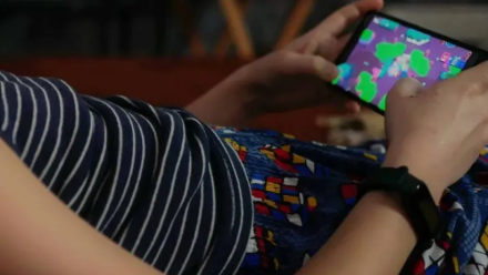 Używanie telefonu, zdjęcie ilustracyjne. Fot. PAP/ Mateusz Marek