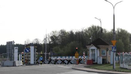 Zamknięte przejście graniczne w Bobrownikach. Fot. PAP/Artur Reszko