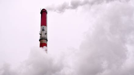 Dym z komina elektrociepłowni Fot. PAP/Darek Delmanowicz