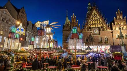 Jarmark Bożonarodzeniowy na wrocławskim rynku w 2024 roku, fot. PAP/Maciej Kulczyński