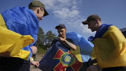 Ukraińscy żołnierze po wymianie jeńców (zdjęcie ilustracyjne). Fot. EPA/STRINGER