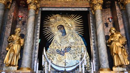 Kaplica Ostrobramska w Wilnie Fot. PAP/EPA/Valdemar Doveiko