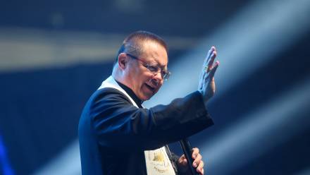 Kard. Grzegorz Ryś podczas spotkania rekolekcyjnego archidiecezji łódzkiej organizowanego ph. „Arena Młodych” w Atlas Arenie w Łodzi Fot. PAP/Marian Zubrzycki