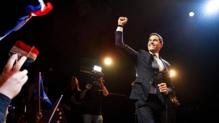 Partia D66 Roba Jettena zwyciężyła w wyborach parlamentarnych w Holandii. Fot. PAP/	EPA/ROBIN UTRECHT