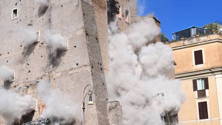 Spadający gruz po zawaleniu się fragmentu wieży, fot. PAP/EPA/ANSA/MAURIZIO BRAMBATTI