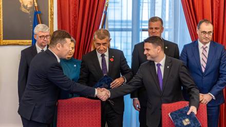 Trzy ugrupowania, które utworzą nowy rząd Czech, podpisały w poniedziałek umowę koalicyjną. Fot. PAP/EPA/MARTIN DIVISEK