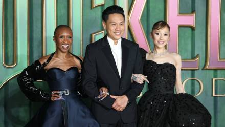 Brytyjska aktorka/członkini obsady Cynthia Erivo, amerykański reżyser Jon M. Chu i amerykańska aktorka/członkini obsady Ariana Grande. Fot. PAP/EPA/NEIL HALL