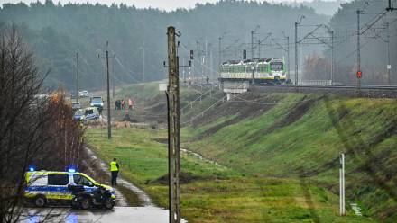 Działania służb przy zniszczonym fragmencie torowiska na trasie Dęblin-Warszawa przy stacji kolejowej w okolicy miejscowości Mika, fot. PAP/Przemysław Piątkowski