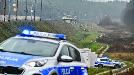 Działania służb przy zniszczonym fragmencie torowiska na trasie Dęblin-Warszawa przy stacji kolejowej w okolicy miejscowości Mika. Fot. PAP/Przemysław Piątkowski