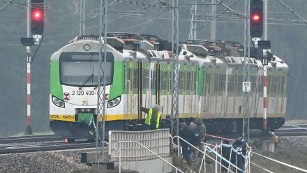 Działania służb przy zniszczonym fragmencie torowiska na trasie Dęblin-Warszawa przy stacji kolejowej Mika. Fot. PAP/Przemysław Piątkowski