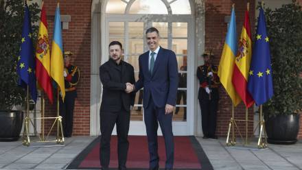 Pedro Sanchez (P) i Wołodymyr Zełenski (L). Fot. EPA/Kiko Huesca