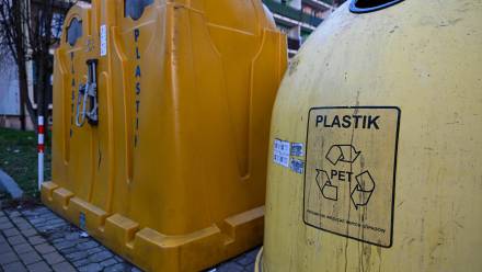Pojemniki na plastikowe śmieci Fot. PAP/Darek Delmanowicz