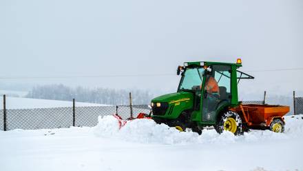 Zimowy krajobraz po intensywnych opadach śniegu w okolicy Rozbórza Długiego, zdjęcie ilustracyjne, fot. PAP/Darek Delmanowicz