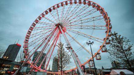 Przygotowania do Jarmarku Bożonarodzeniowego na placu Defilad w Warszawie, fot. PAP/Szymon Pulcyn