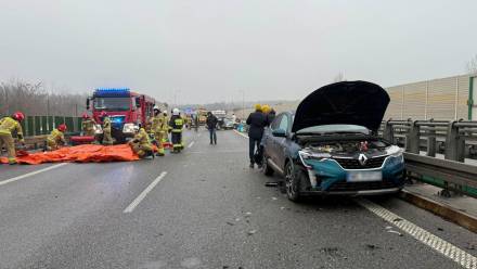  Miejsce karambolu z udziałem dziewięciu samochodów osobowych na trasie S8 w Przewodowicach Fot. PAP/PSP Rawa Mazowiecka