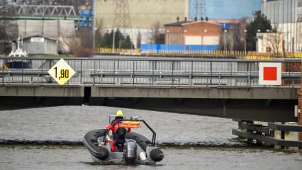 Władze miasta proszą o niezbliżanie się do rzeki i stosowanie do poleceń służb. Fot. PAP/Andrzej Jackowski 