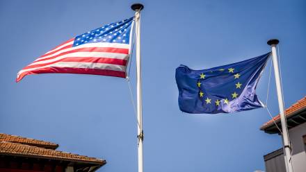 Flagi USA i UE. Zdjęcie ilustracyjne. Fot. EduBFoto/Adobe Stock